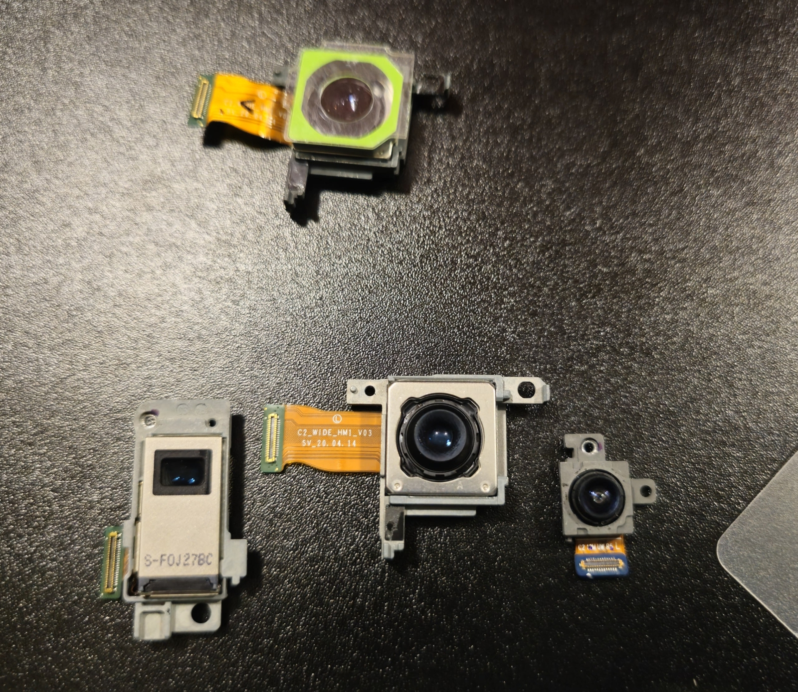 In&nbsp;the&nbsp;camera block, the&nbsp;telephoto module (left) is&nbsp;fixed with a&nbsp;screw, and&nbsp;the&nbsp;ultra-wide module (right) – again with double-sided tape.