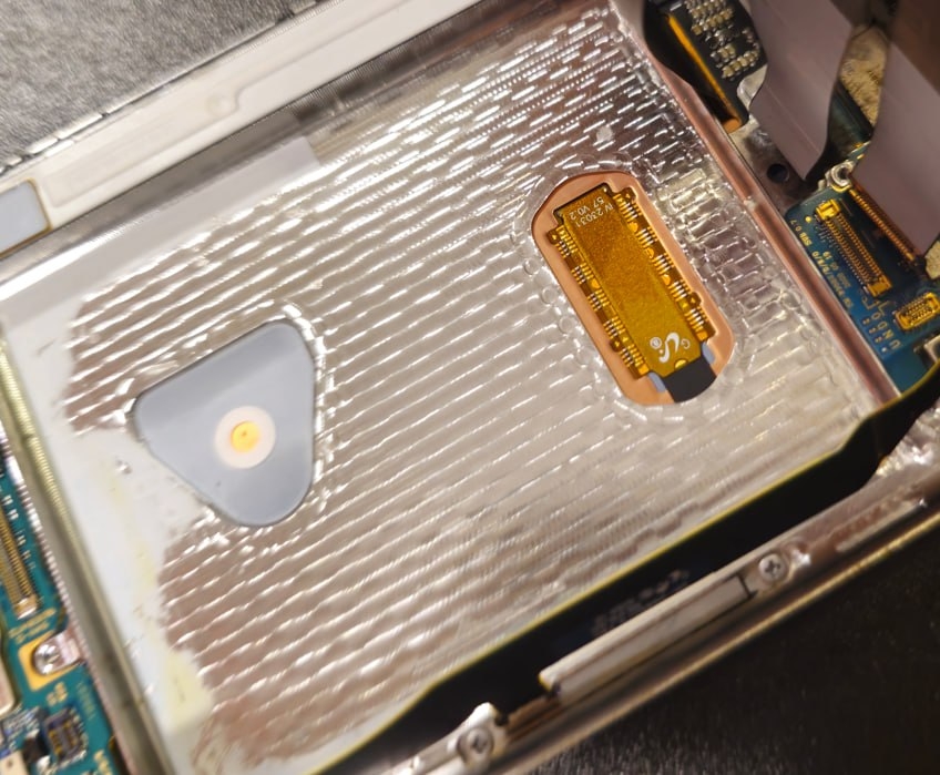 On&nbsp;the&nbsp;right – the&nbsp;fingerprint sensor.